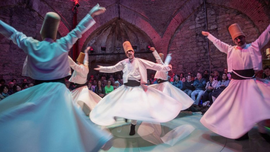 Национальный турецкий танец дервишей
