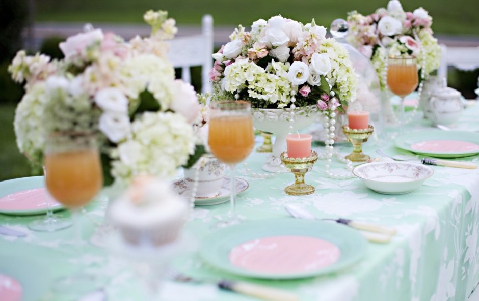 Украшение столов на свадьбу цветами