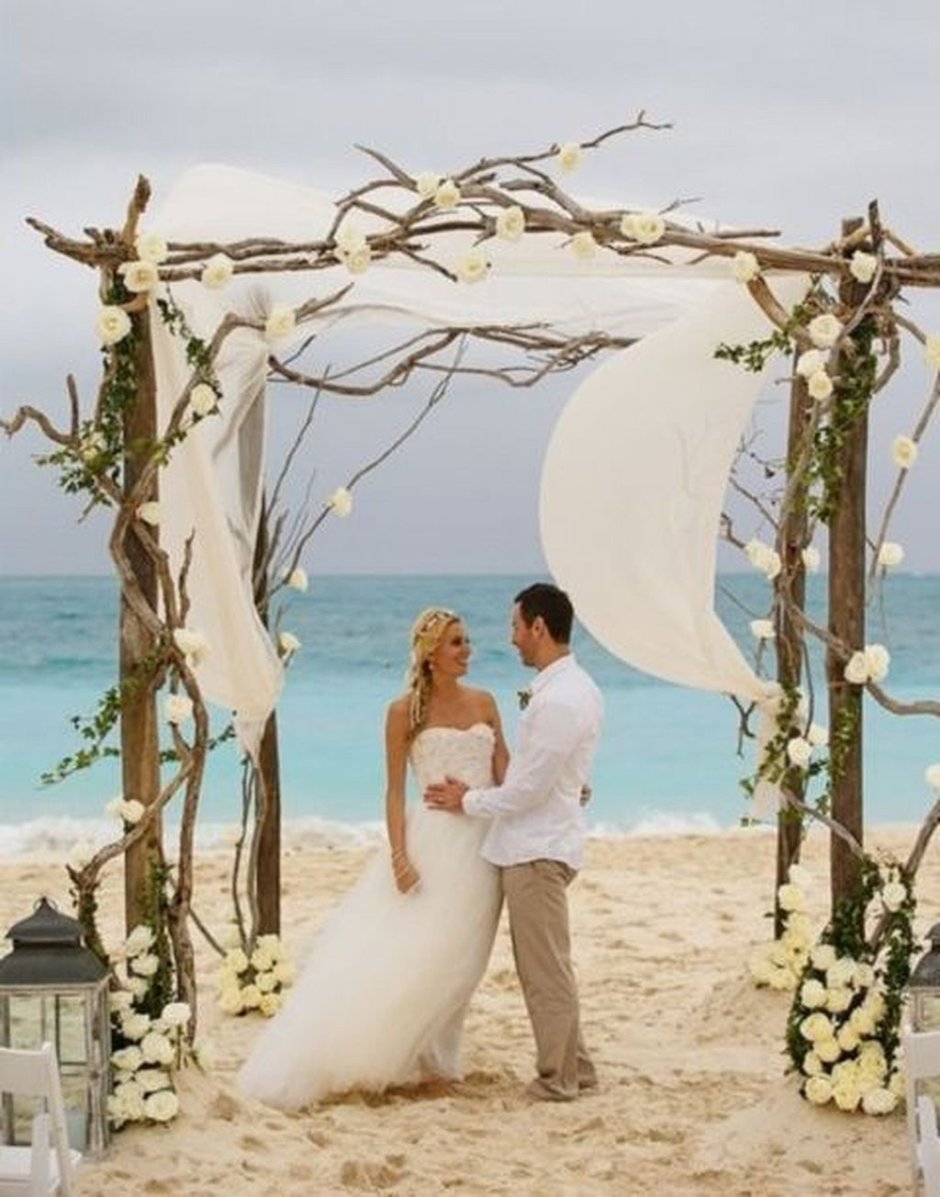 Арка на берегу моря для свадьбы