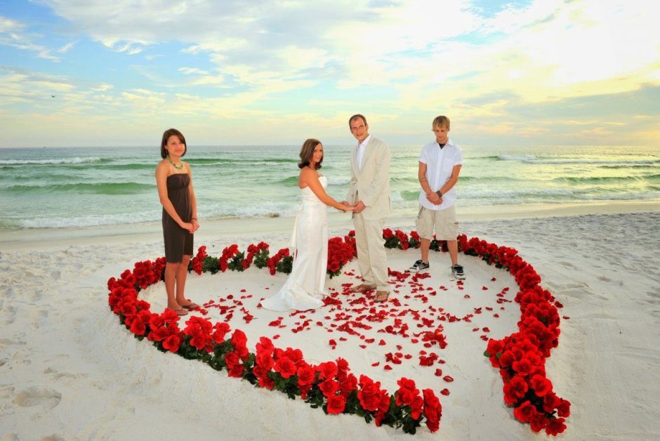 Церемония виде сердечка свадьбы на берегу моря