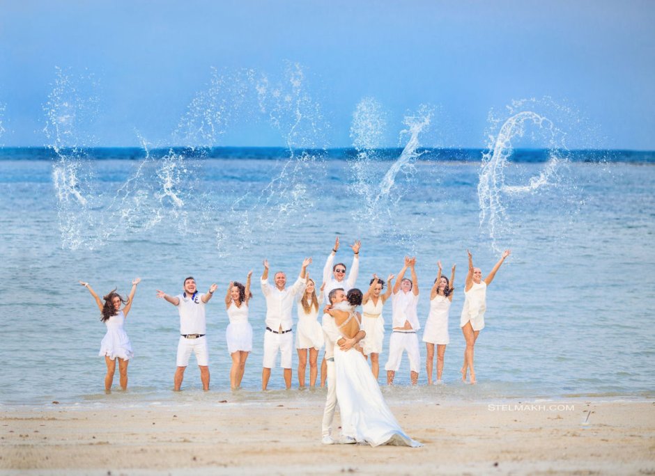 Свадьба на берегу океана с гостями