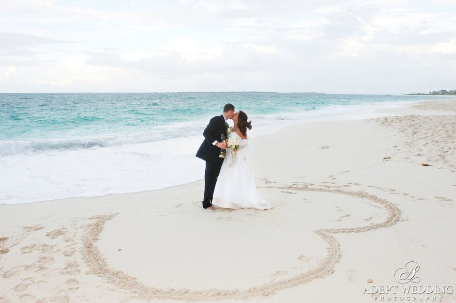 Красивая свадьба на берегу моря