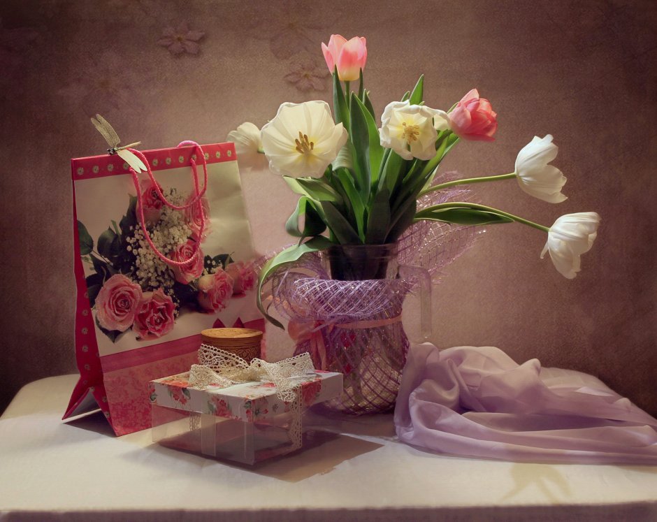 Букет цветов в вазе на столе