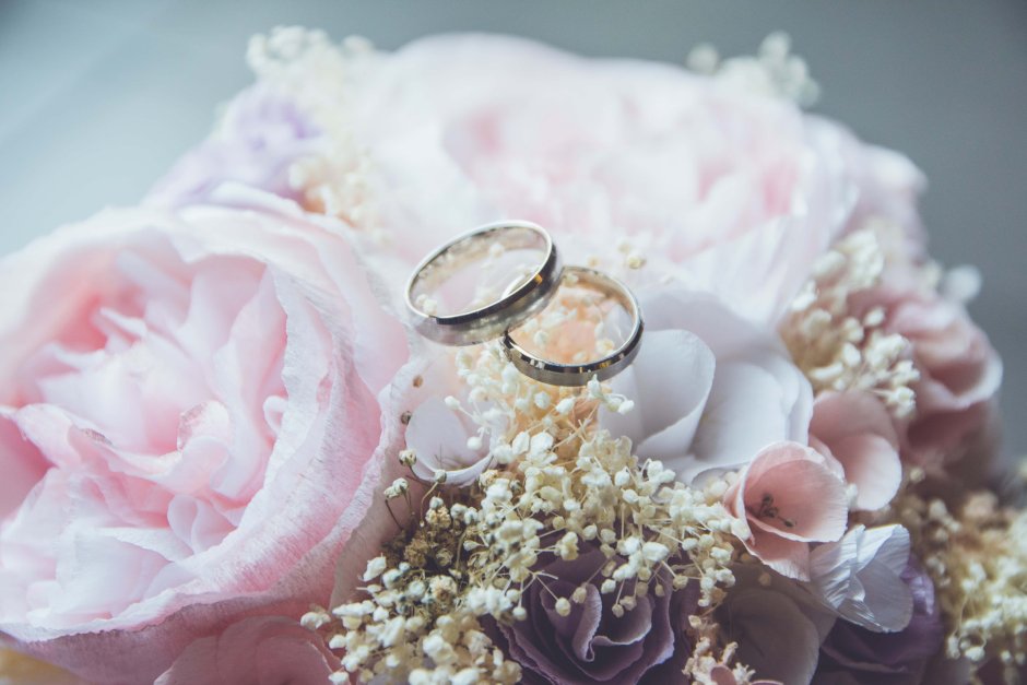 Свадебные кольца с цветами
