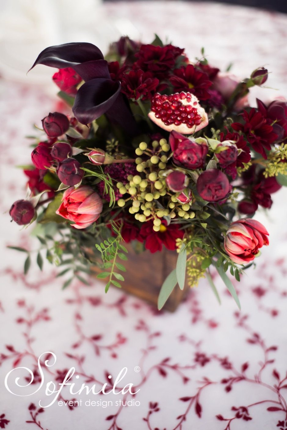 Бордовые цветы букет