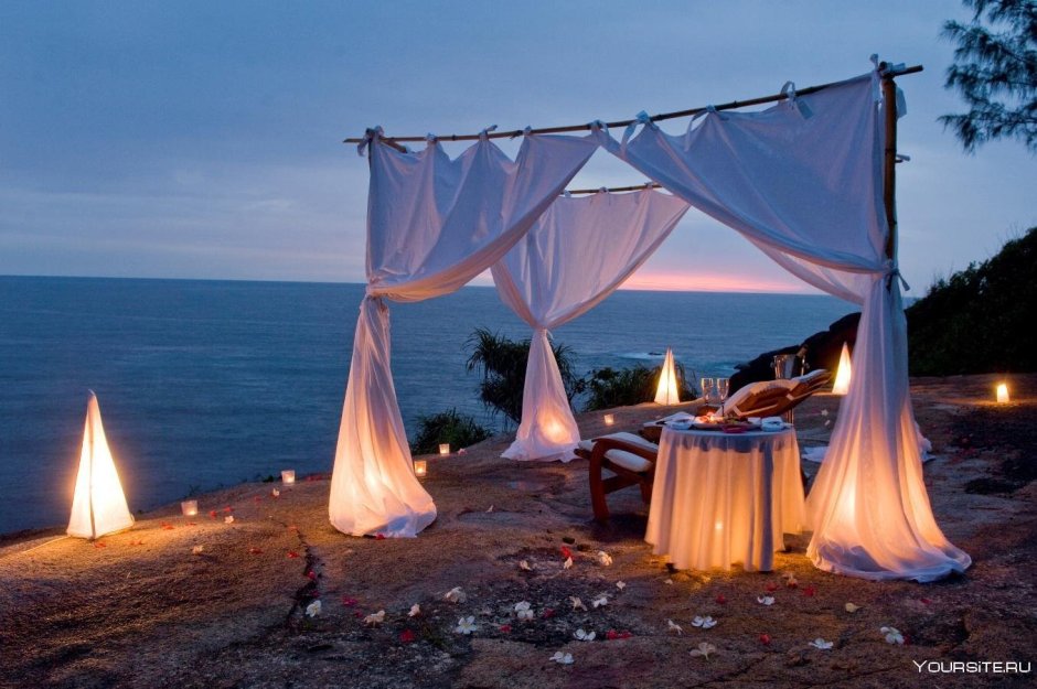 Романтический ужин на берегу океана