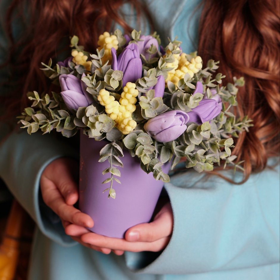 Фиолетовые тюльпаны с мимозой