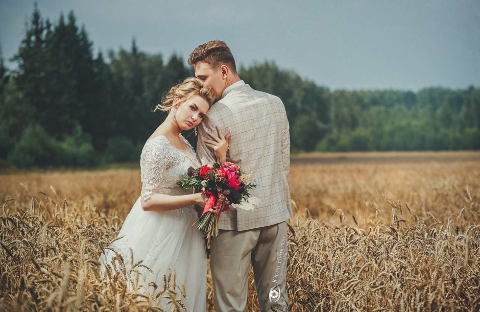 Жених и невеста в пшеничном поле