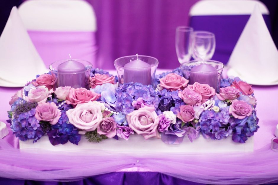 Украшение стола в фиолетовом цвете