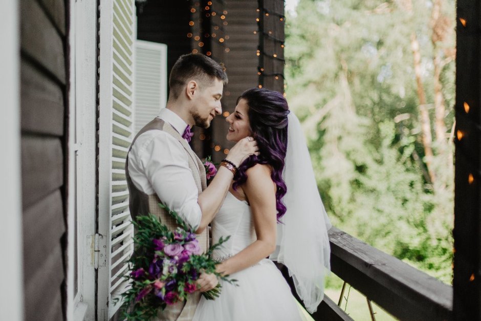 Жених и невеста в фиолетовых тонах