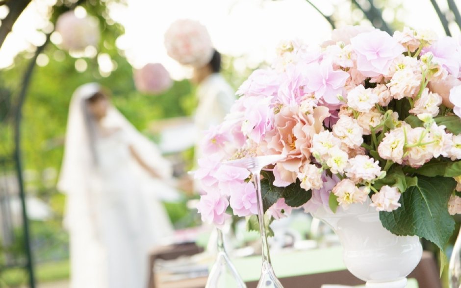 Жених и невеста на фоне цветов