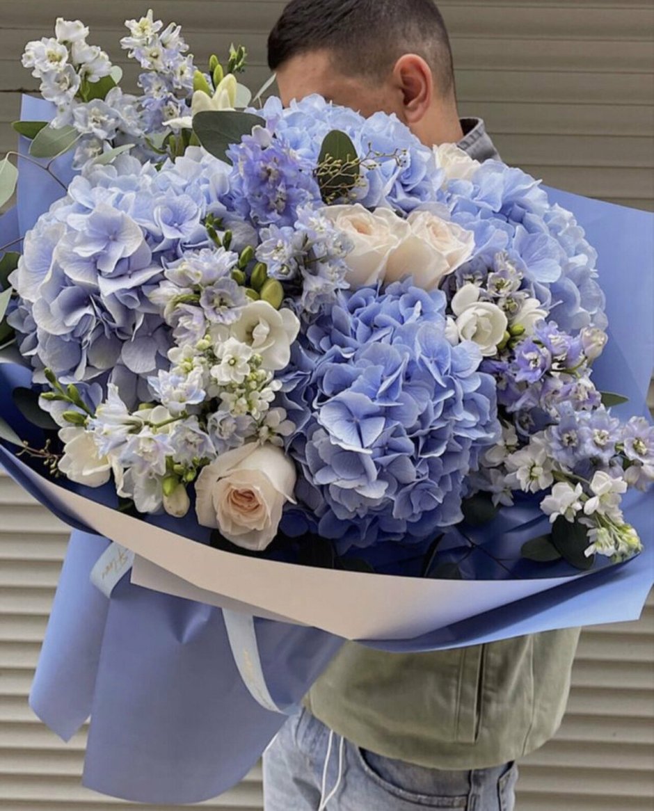 Букет с синей гортензией и белой хризантемой