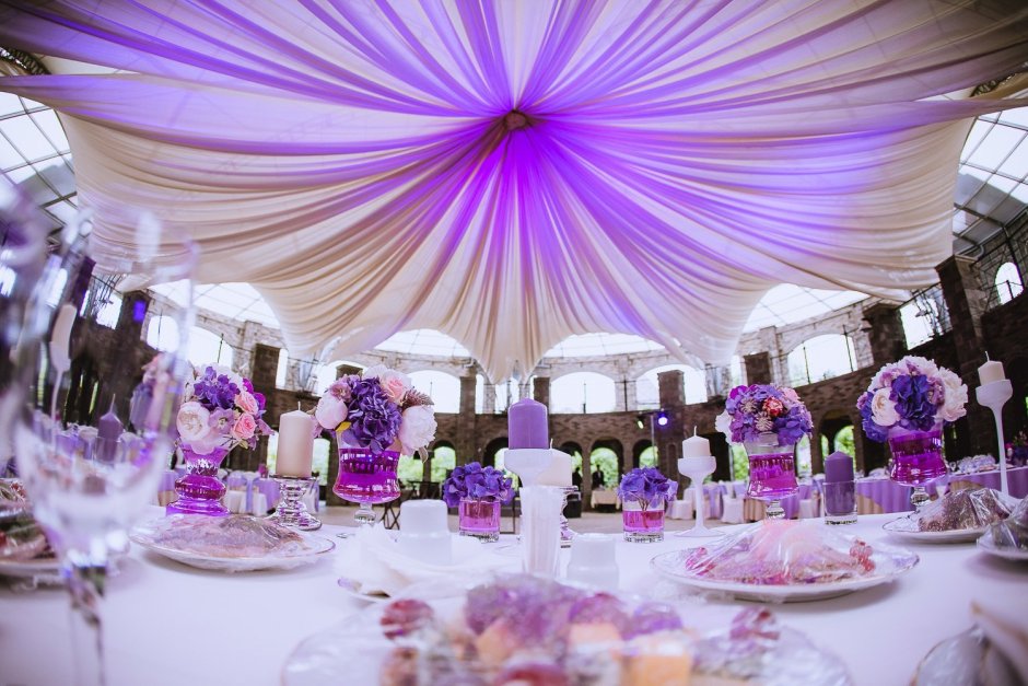 Банкетный зал для свадьбы в фиолетовом цвете