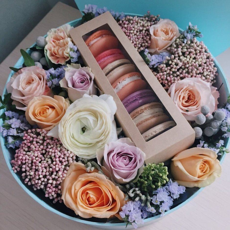 Подарочная коробка с макаронами и цветами