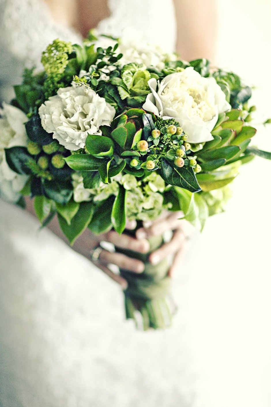 Букет невесты бело зеленый