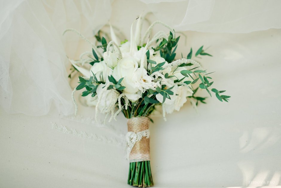 Букет невесты белый зелень растрепыш