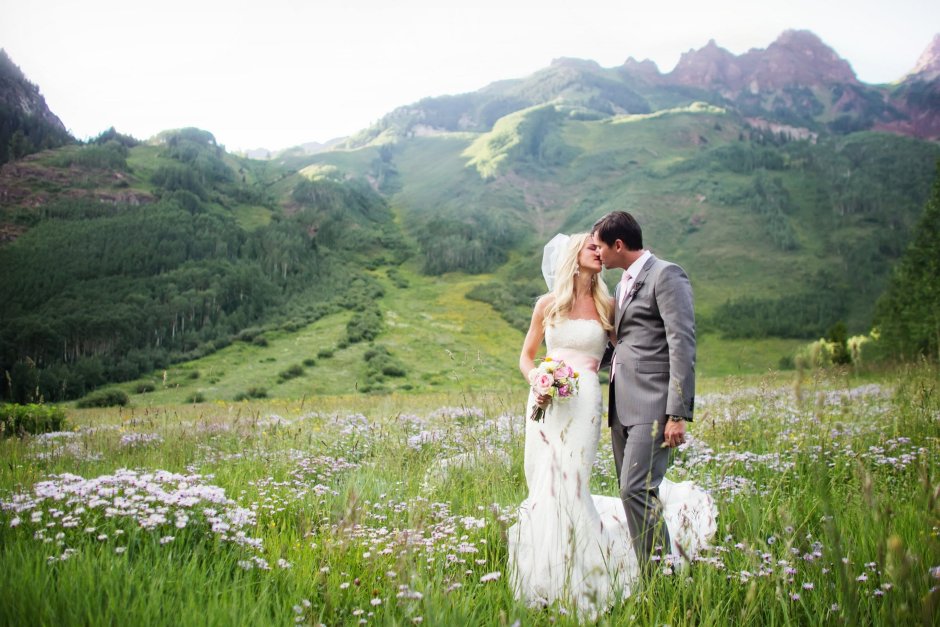 Свадьба на фоне гор