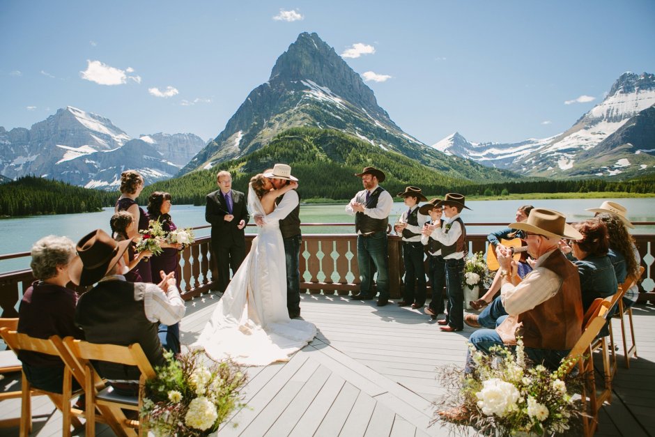Свадьба на фоне гор