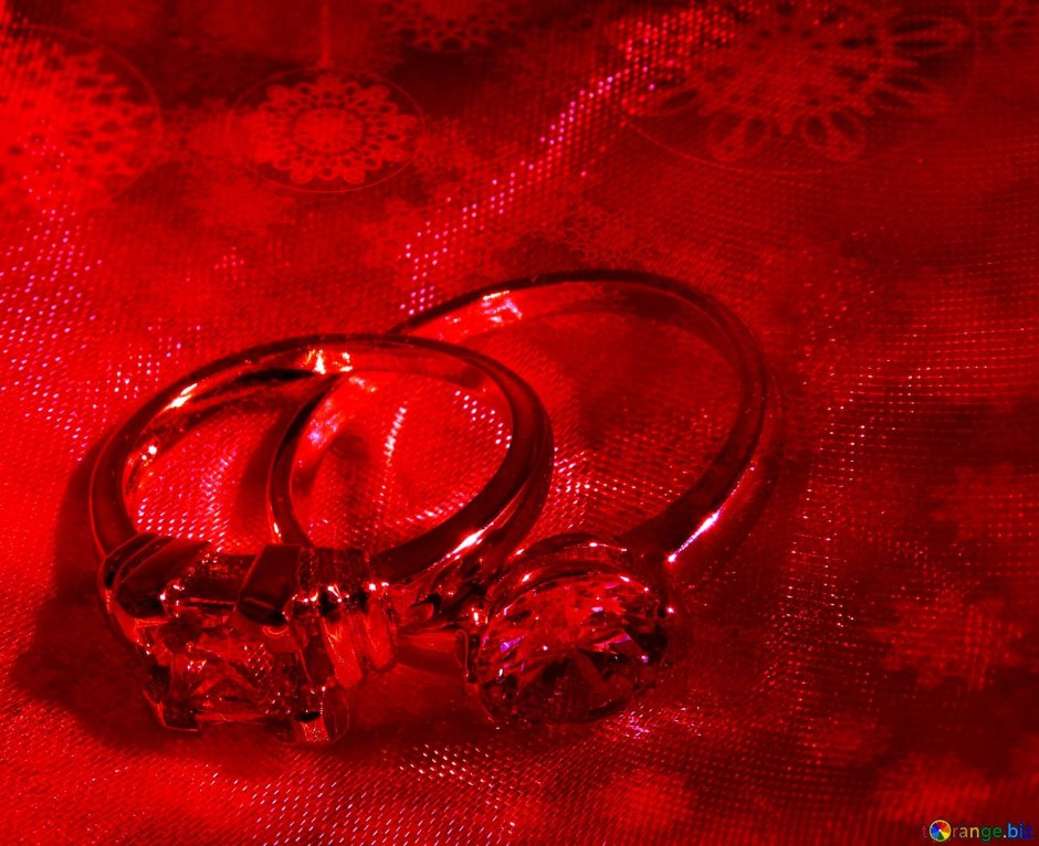 Свадебные кольца красные