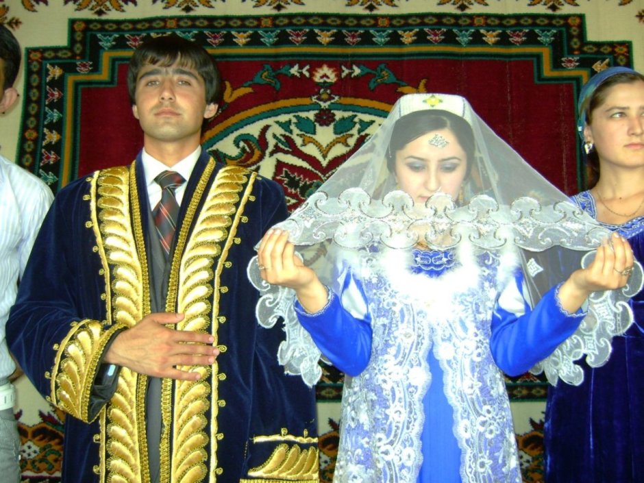 Традиционный свадебный наряд в Таджикистане