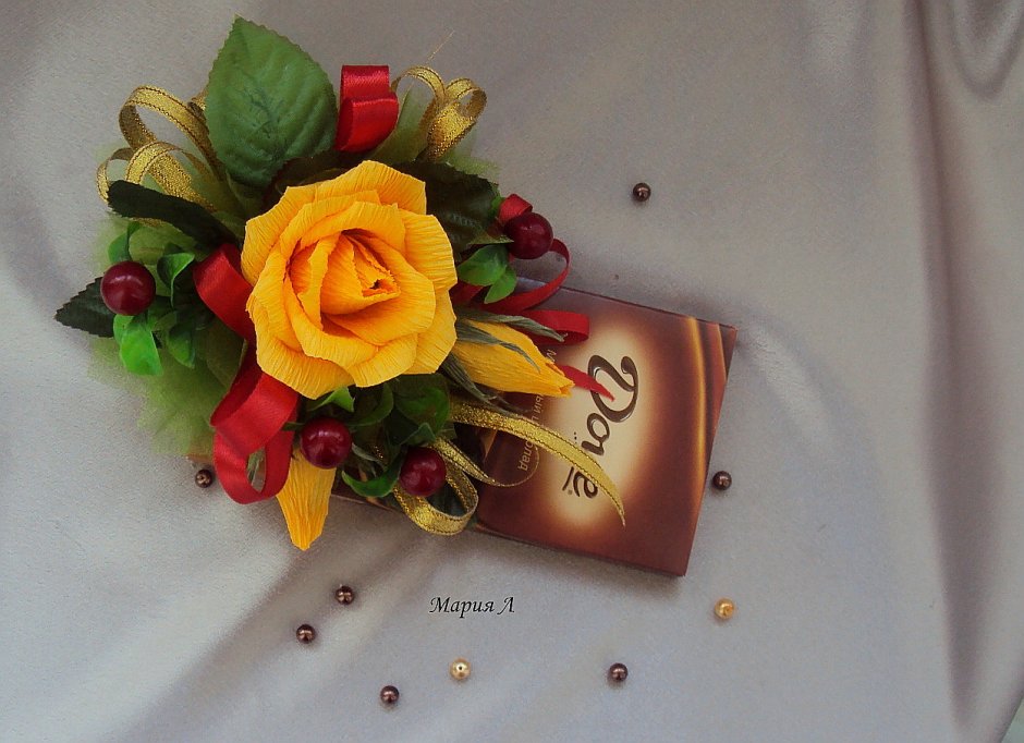 Шоколад украшенный цветами из конфет