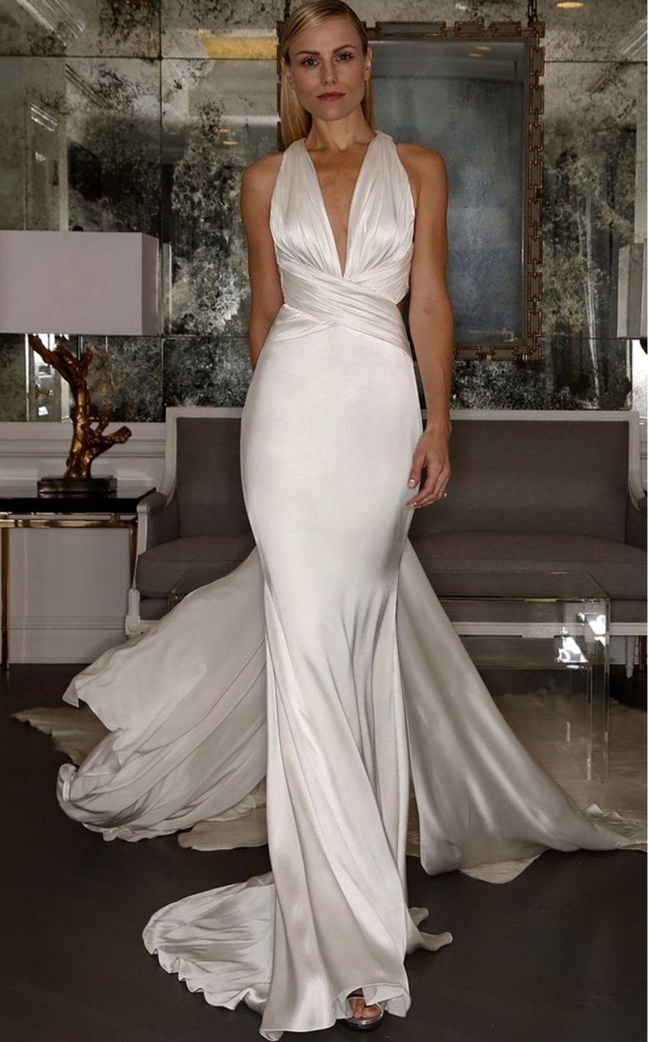 Элегантное шелковое свадебное платье