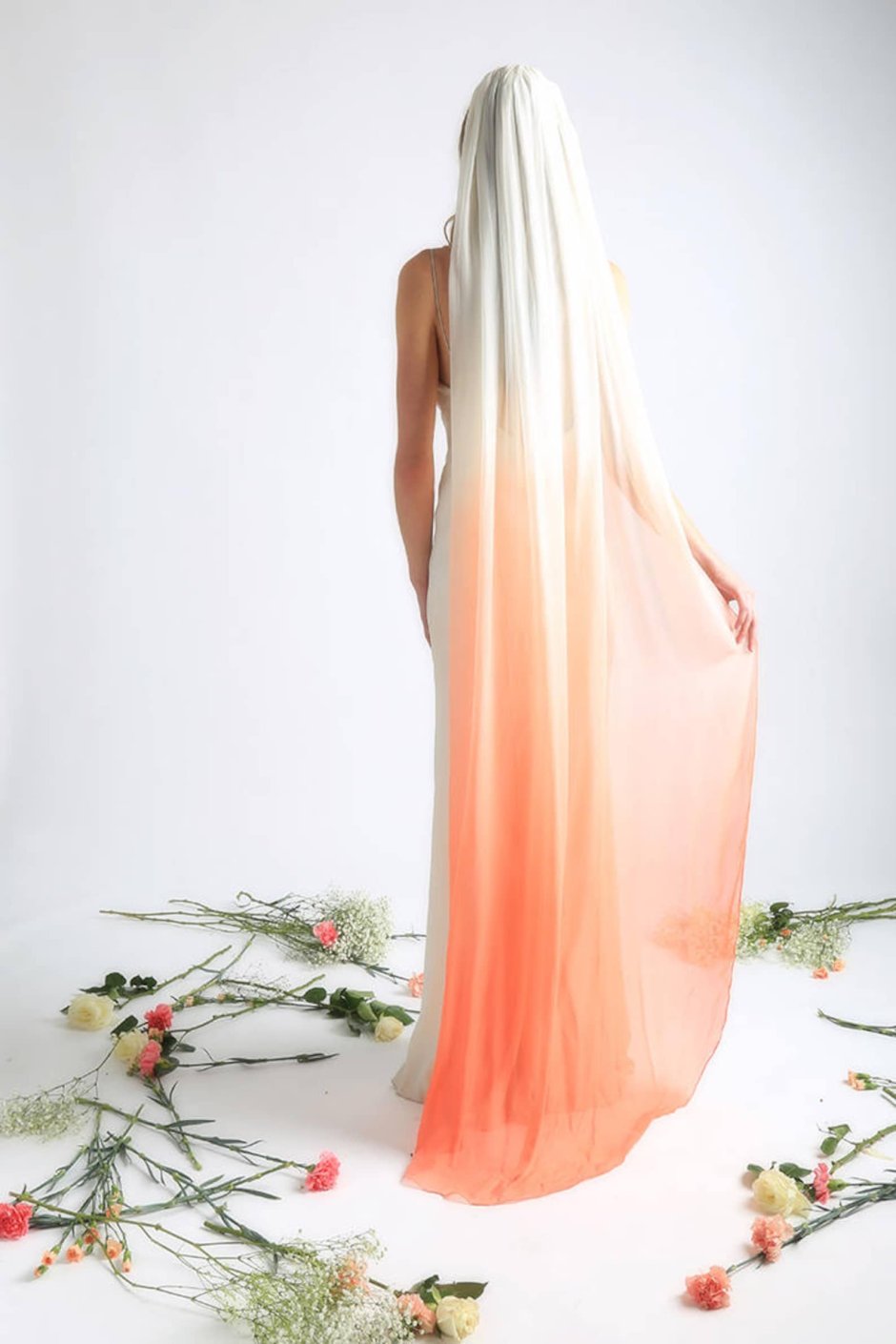 Оранжевое свадебное платье с фатой