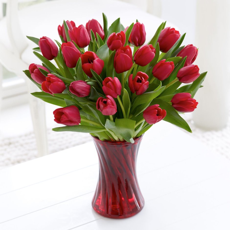 Красные тюльпаны в вазе