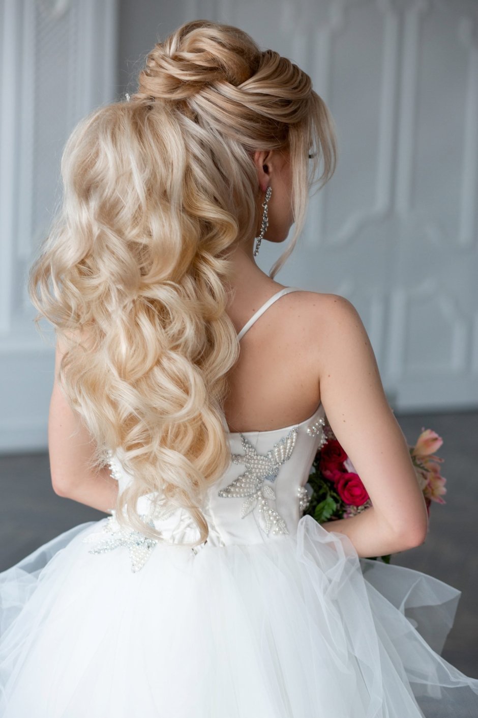 Свадебная прическа для недлинных волос