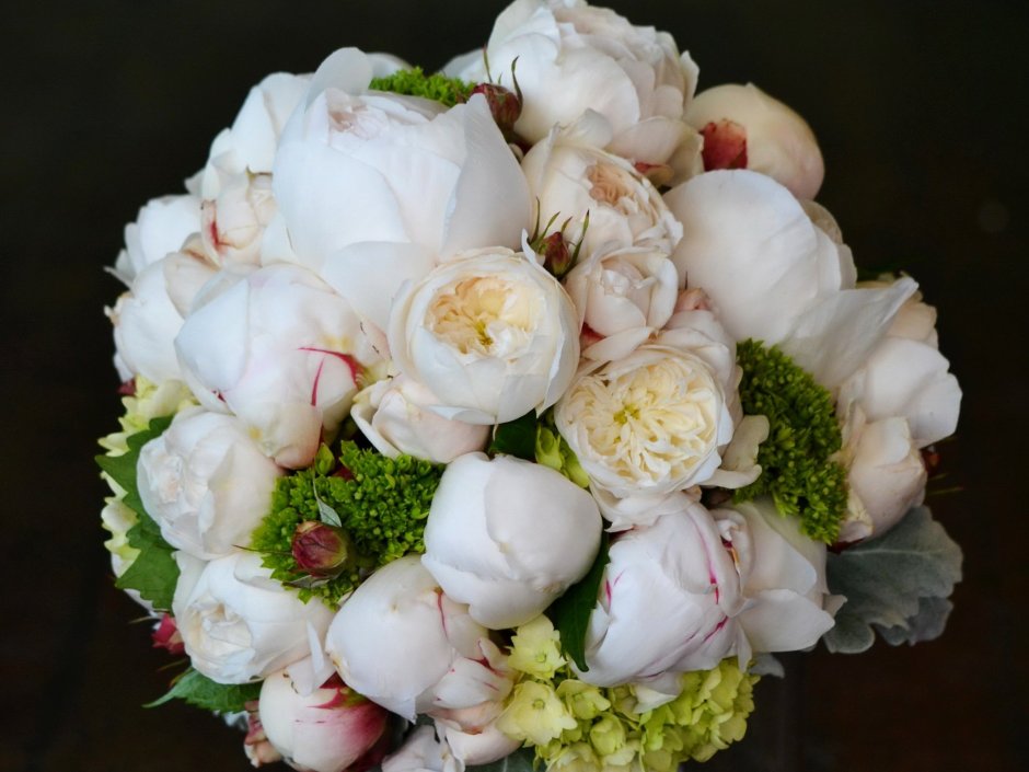 Белые Пионовые розы букет