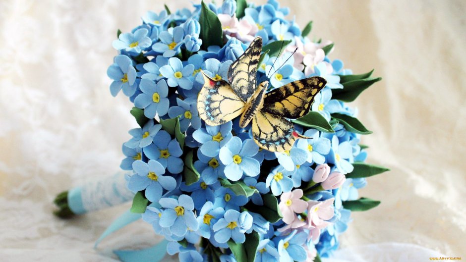 Букет цветов с бабочками