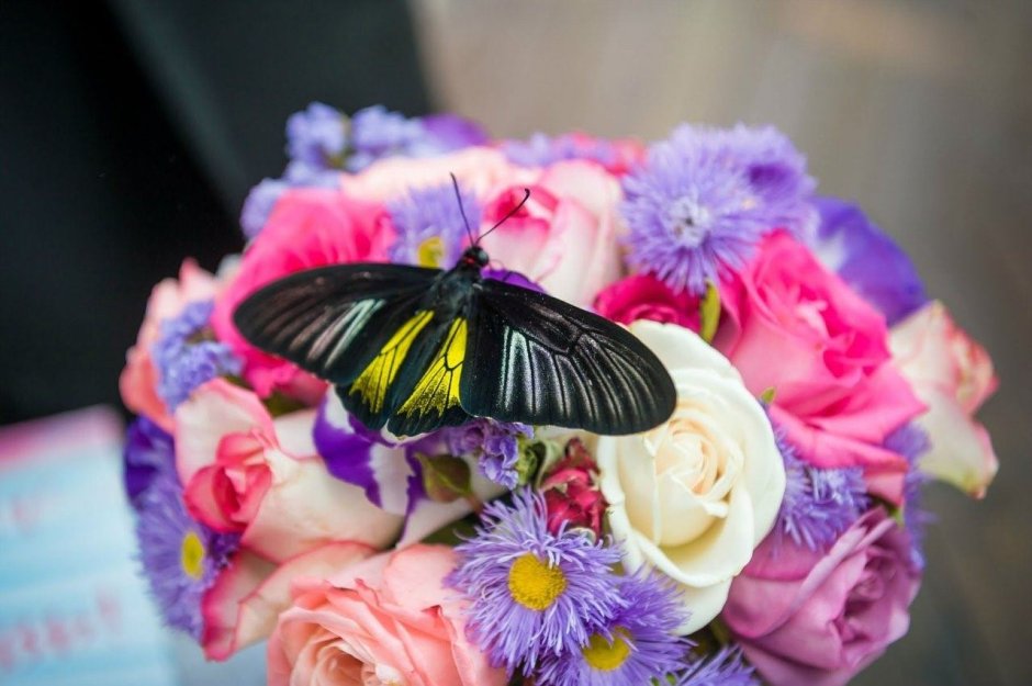 Букет цветов с живыми бабочками