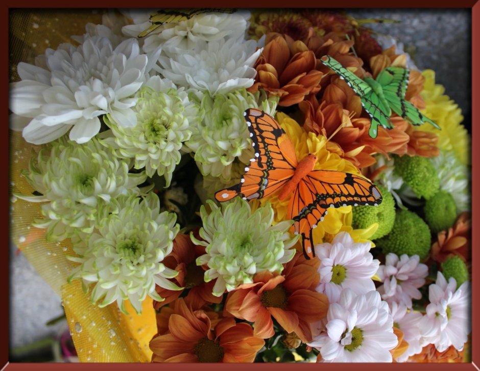 Букет из цветов и бабочек