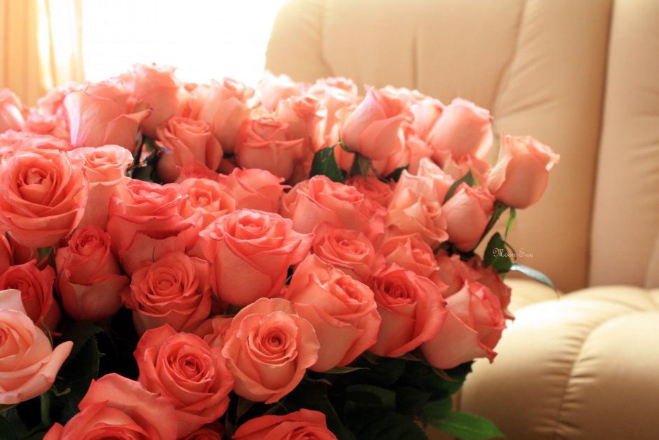 Букет розовых роз на столе