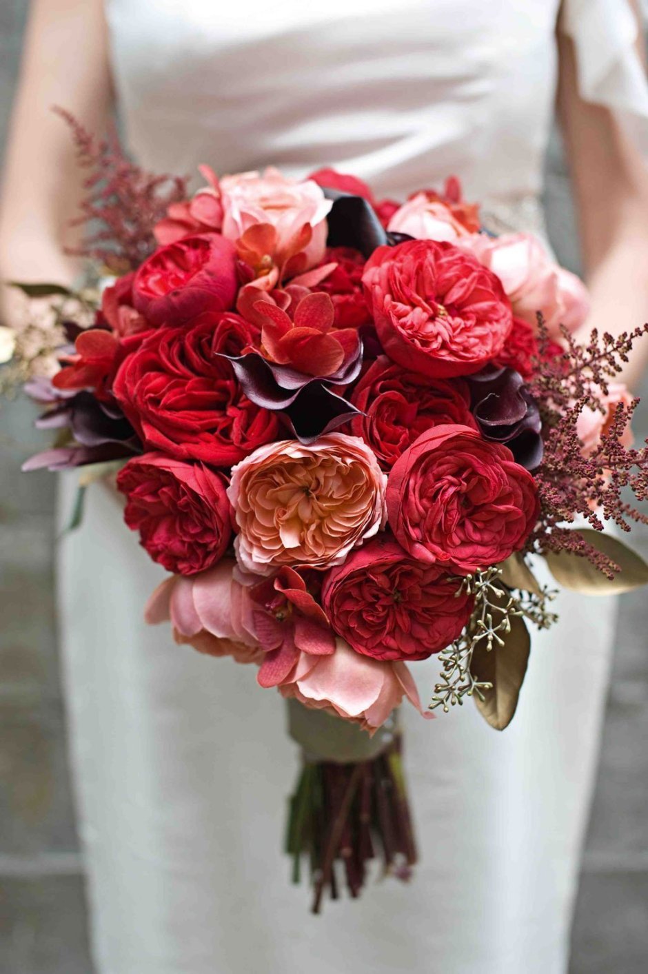 Красный пионовидная роза в букете невесты