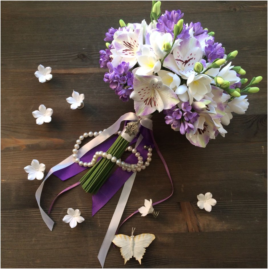 Фиолетовые альстромерии в букете невесты