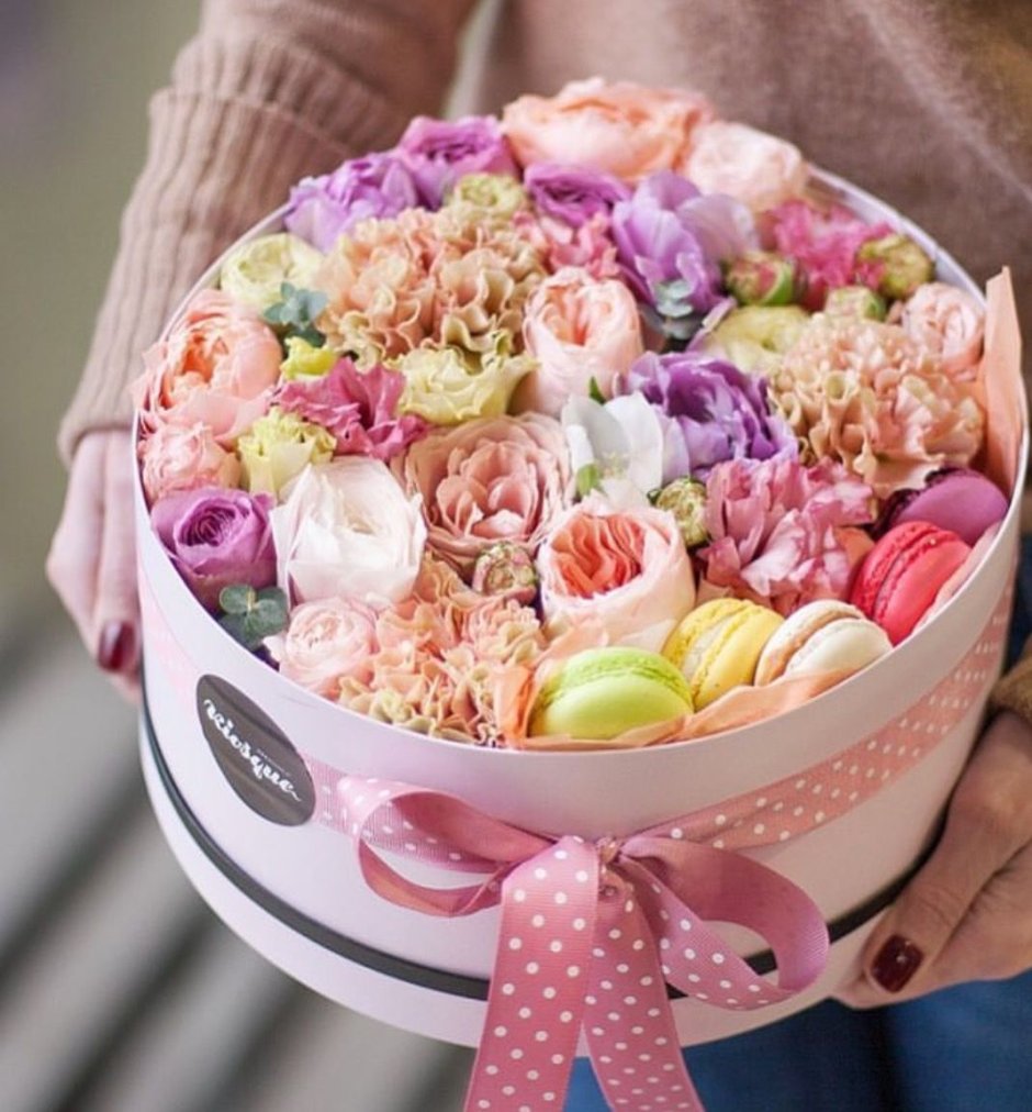 Коробка цветов и сладостей