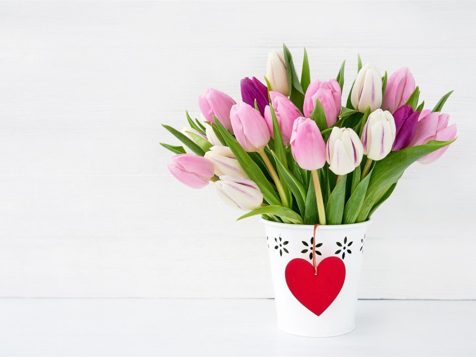 Розовые тюльпаны в вазе
