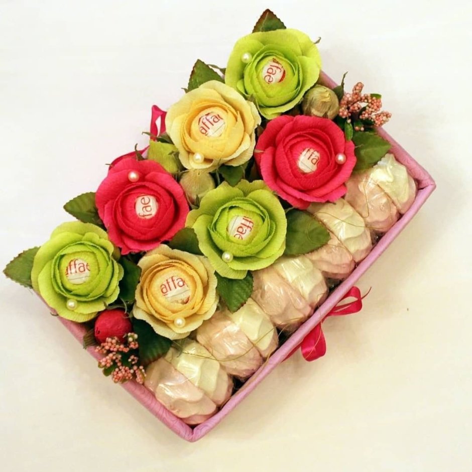 Цветы из конфет в коробочке