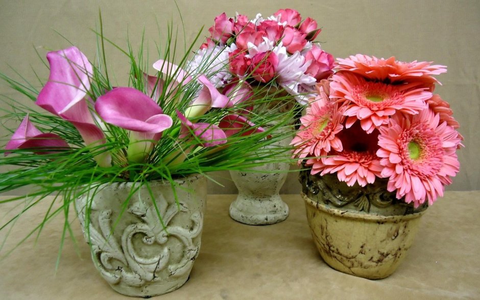 Цветы в вазочке