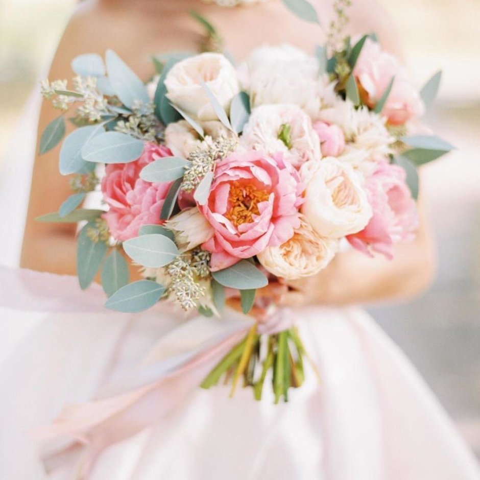 Нежный букет невесты из пионовидных роз