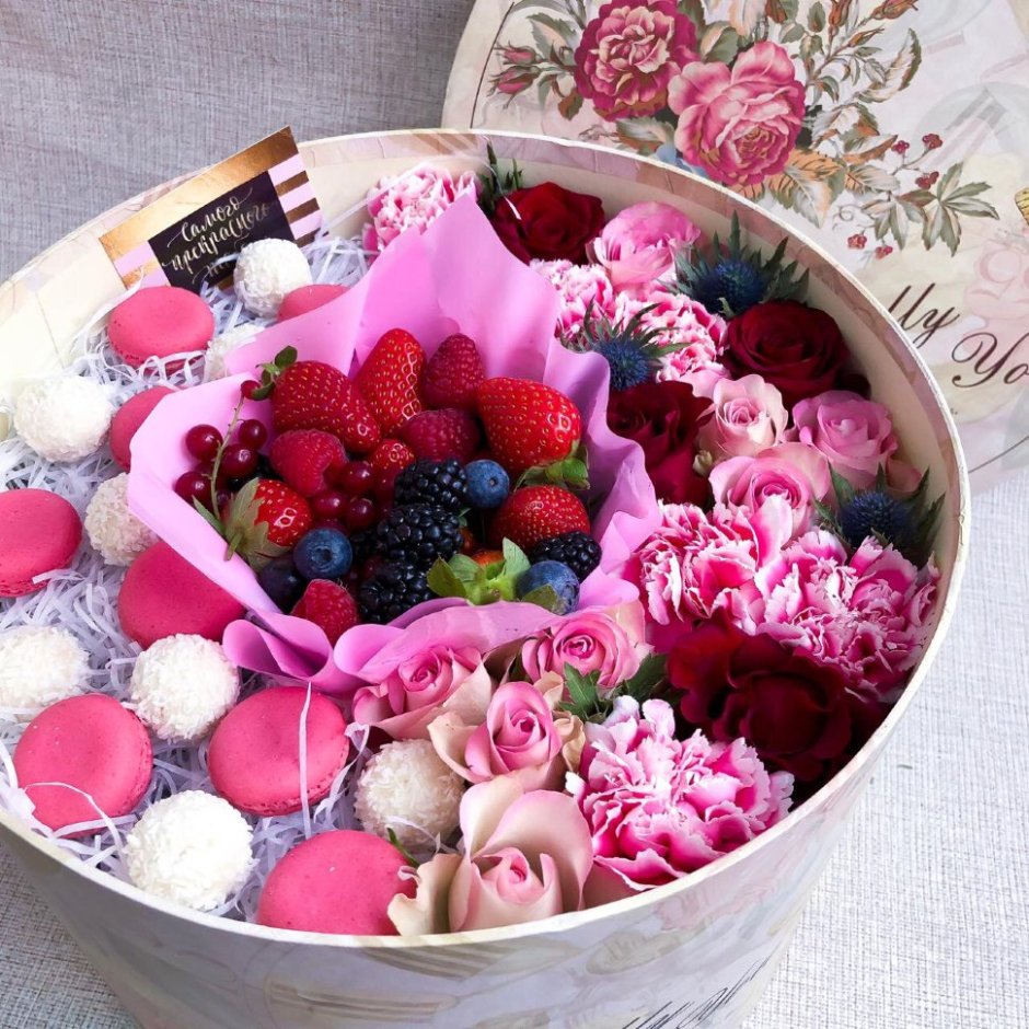 Коробки с цветами и сладостями