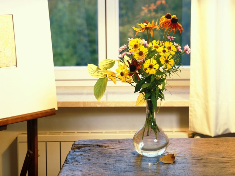 Букет цветов на кухонном столе