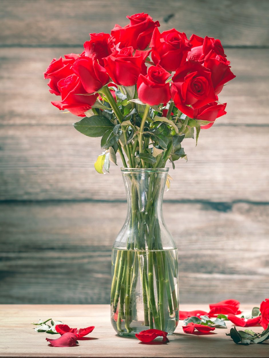 Красные цветы в вазе