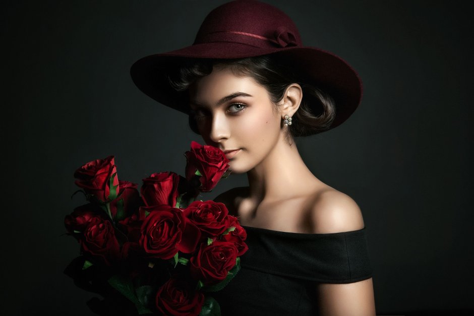 Женщина с розой в шляпе
