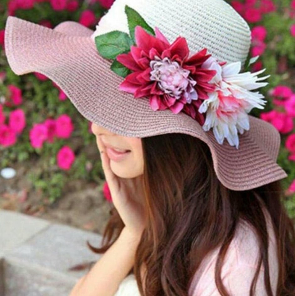 Женская шляпка с цветами