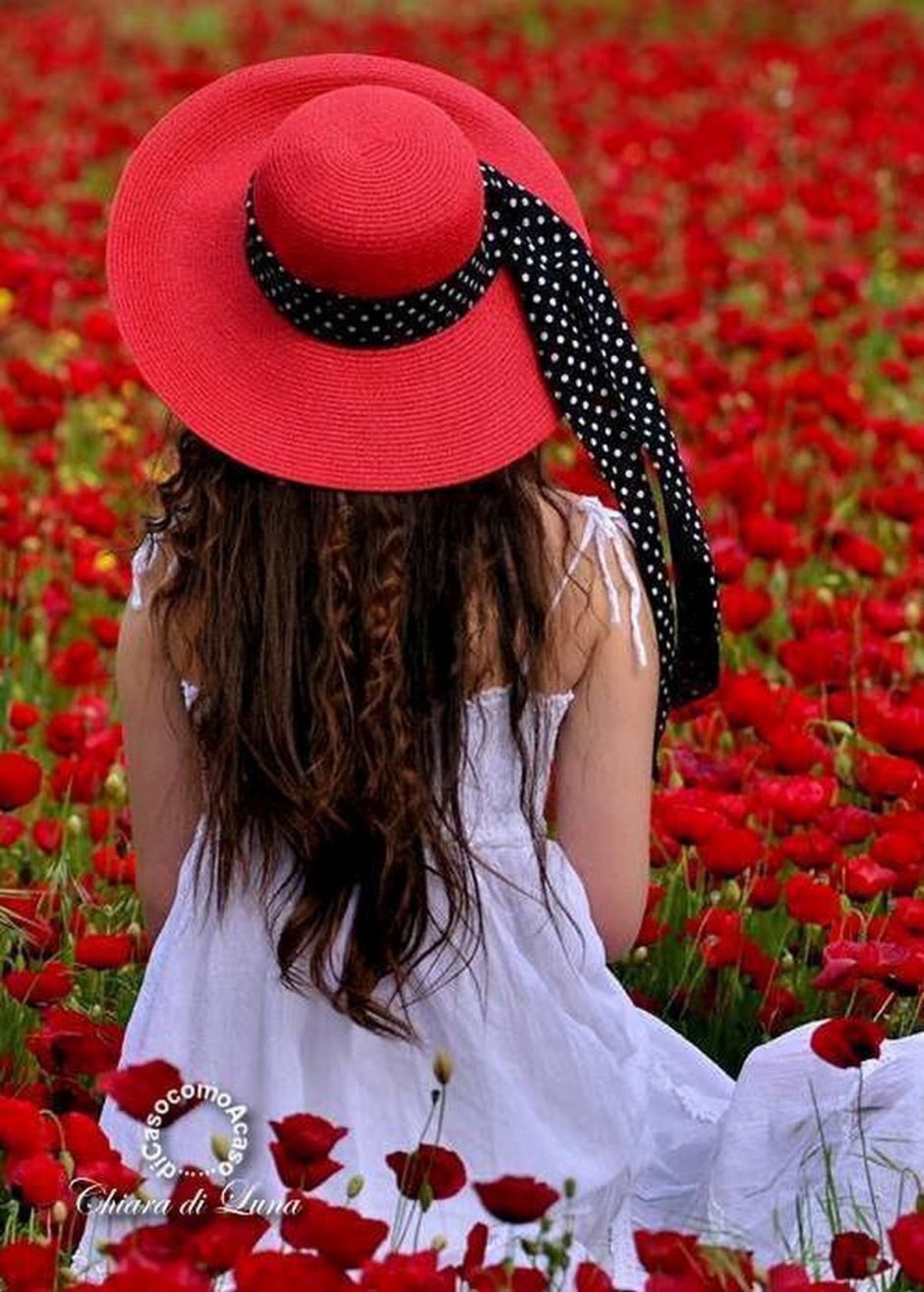 Девушка с цветочной шляпой