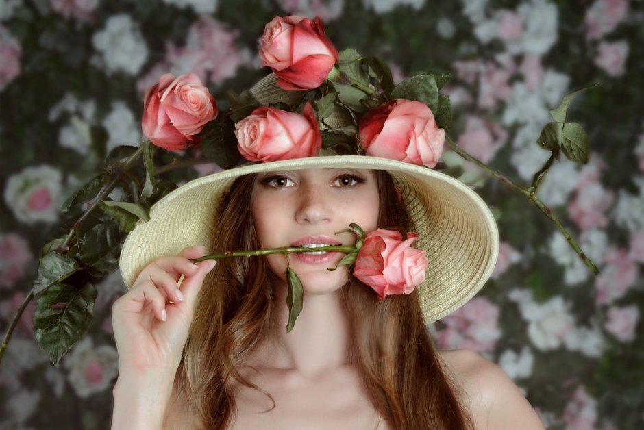 Девушка в шляпке с цветочками