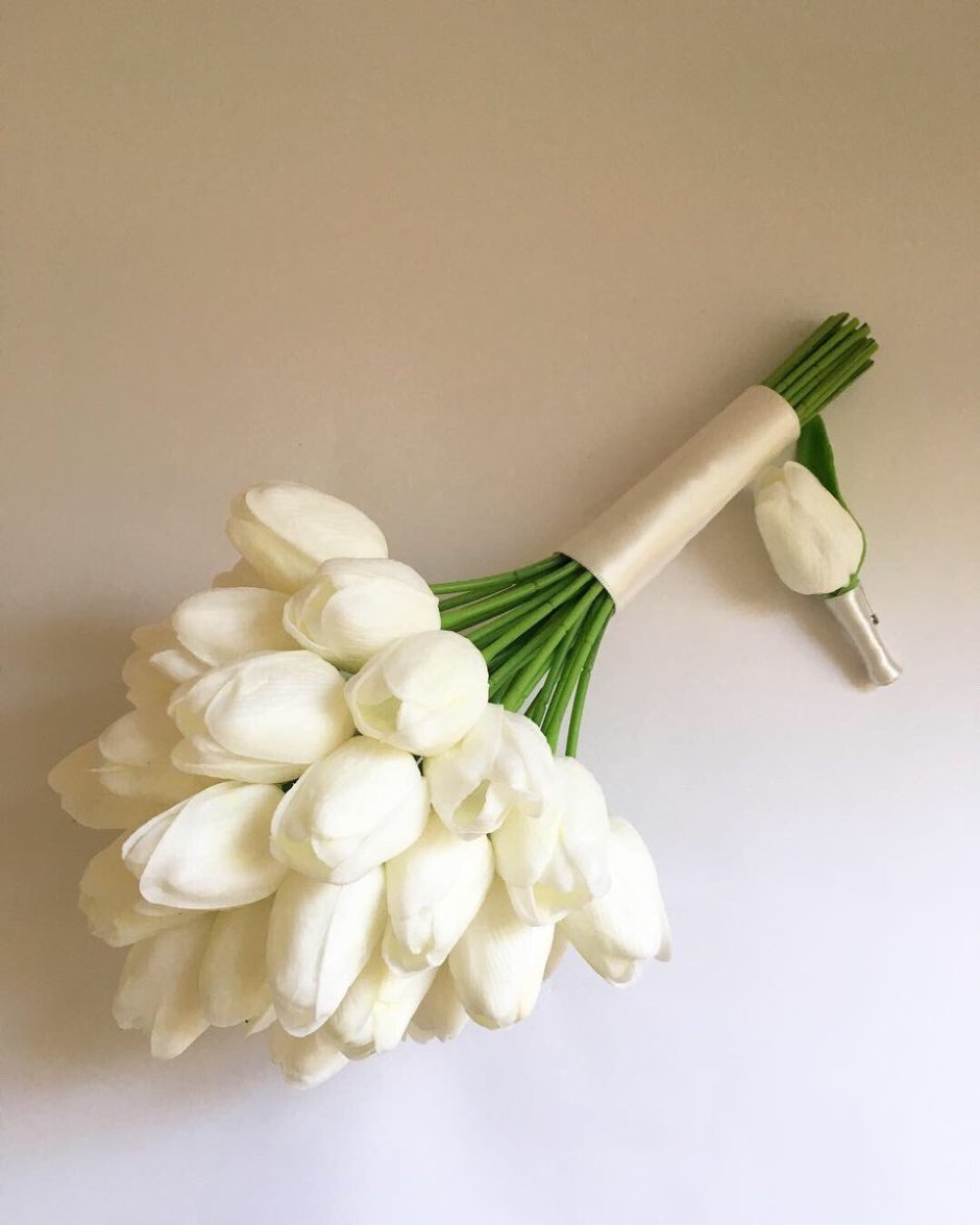 Свадебные букеты из белых тюльпанов маленький