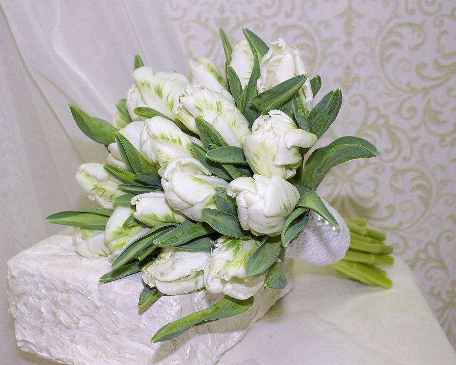Пионовидные тюльпаны белые свадебный букет